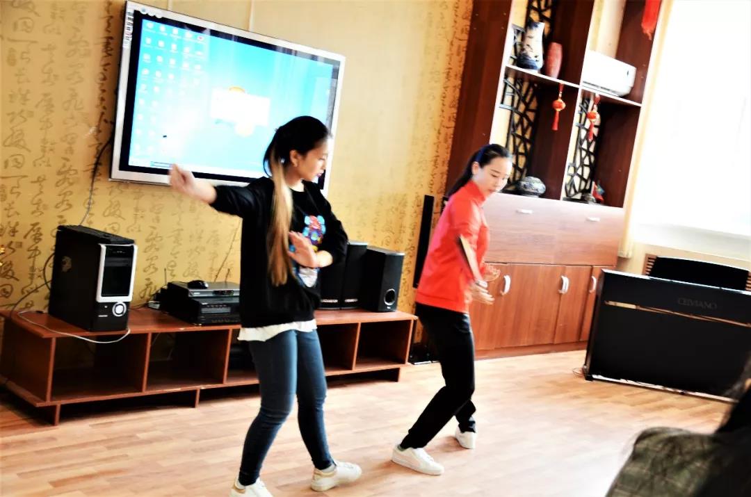 D:\新闻简讯\学院简讯\群p
武术表演团与朱巴诺夫国立大学孔子学院举行座谈\微信图片_20190420194221.jpg