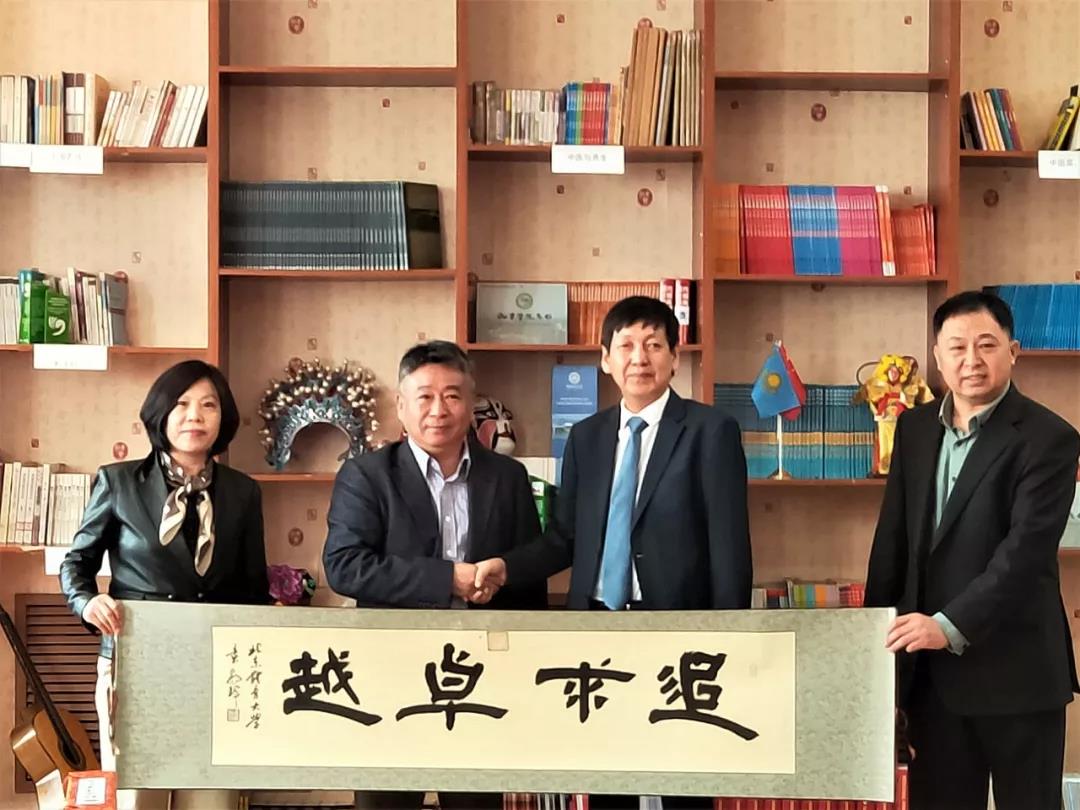 D:\新闻简讯\学院简讯\群p
武术表演团与朱巴诺夫国立大学孔子学院举行座谈\微信图片_20190420194226.jpg