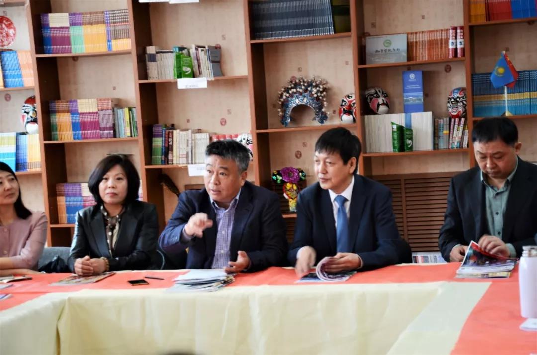 D:\新闻简讯\学院简讯\群p
武术表演团与朱巴诺夫国立大学孔子学院举行座谈\微信图片_20190420194135.jpg